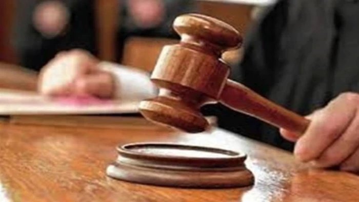 सड़क पर खड़े आयशर वाहन से टकराई थी गाड़ी; इंदौर जिला कोर्ट ने 30 दिन में मुआवजा देने का दिया आदेश
