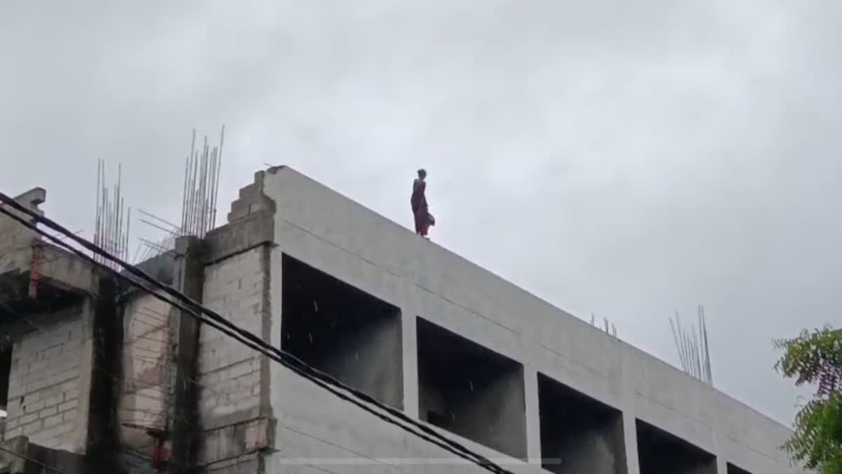 कटनी में बच्चों का इलाज कराने आई मां ने अस्पताल की छत से लगाई छलांग, खौफनाक लाइव Video