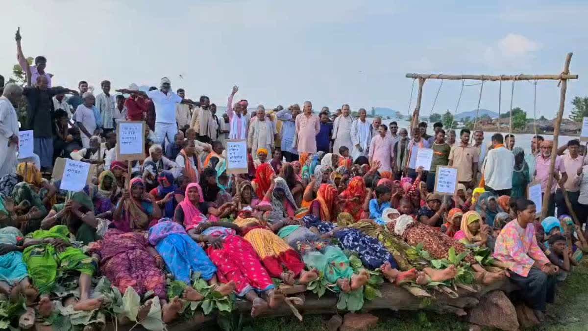 मझगांय डैम में जलस्तर बढ़ते ही आदिवासियों का 'चिता आंदोलन' शुरू, चिता पर लेटकर मांगा मुआवजा