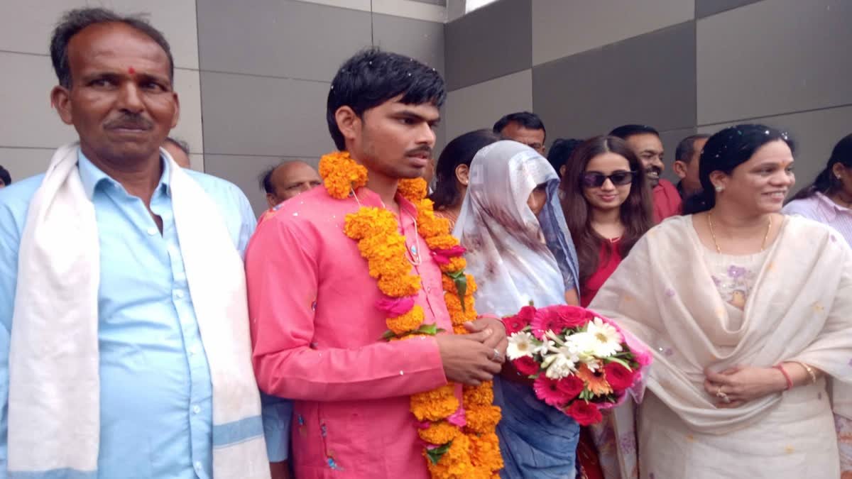 यूट्यूबर से मुलाकात ने बदली जिंदगी, सागर के किसान परिवार के बेटे का सोशल मीडिया पर जलवा
