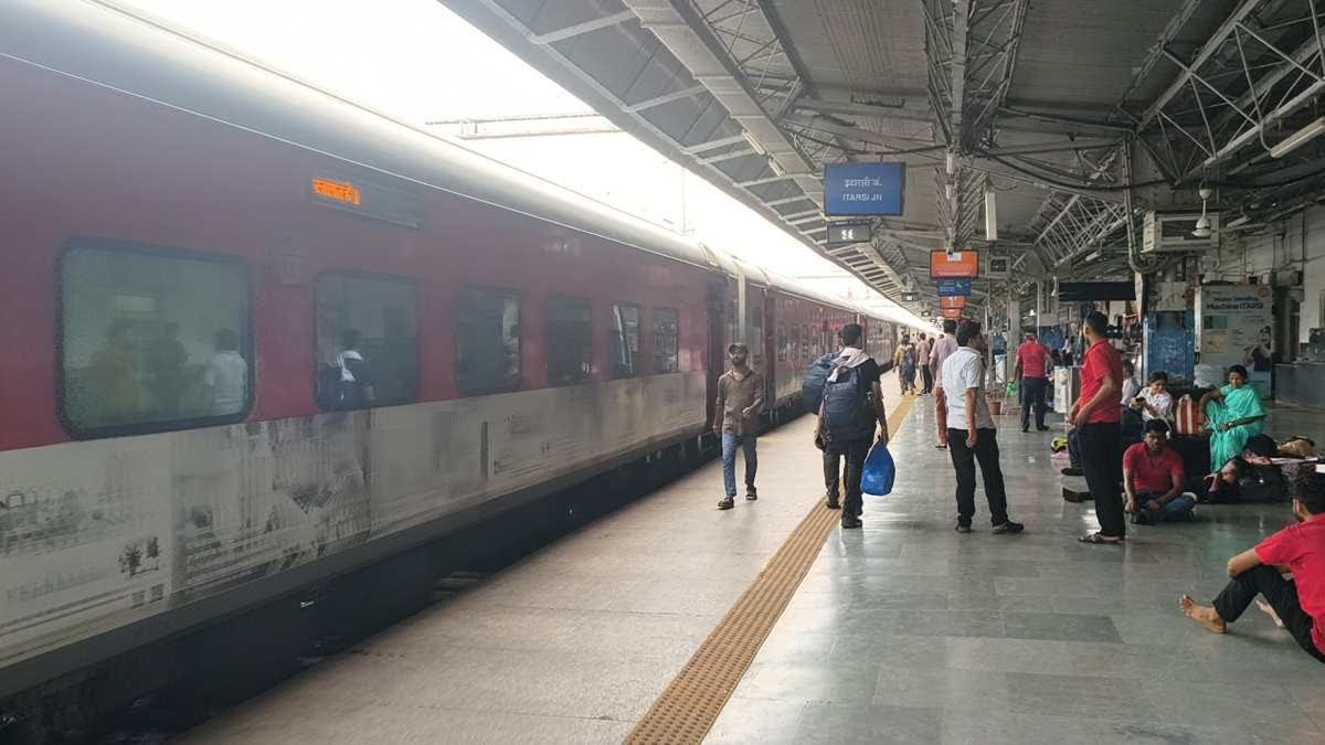 त्यौहारी सीजन में रेलवे की सौगात, पुणे और मुंबई से गोरखपुर के लिए चलेंगी डेली स्पेशल ट्रेनें
