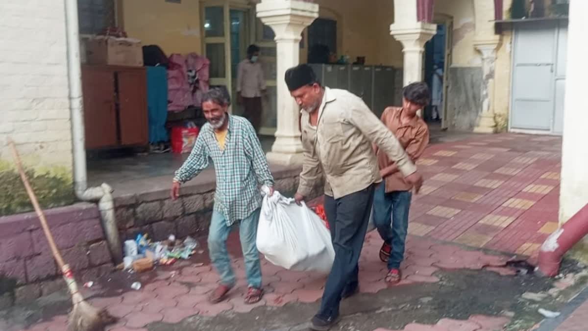 जबलपुर में सांप्रदायिक सद्भाव की अनूठी मिसाल, मुस्लिम समाजसेवी इनायत अली ने हिंदू महिला का कराया अंतिम संस्कार