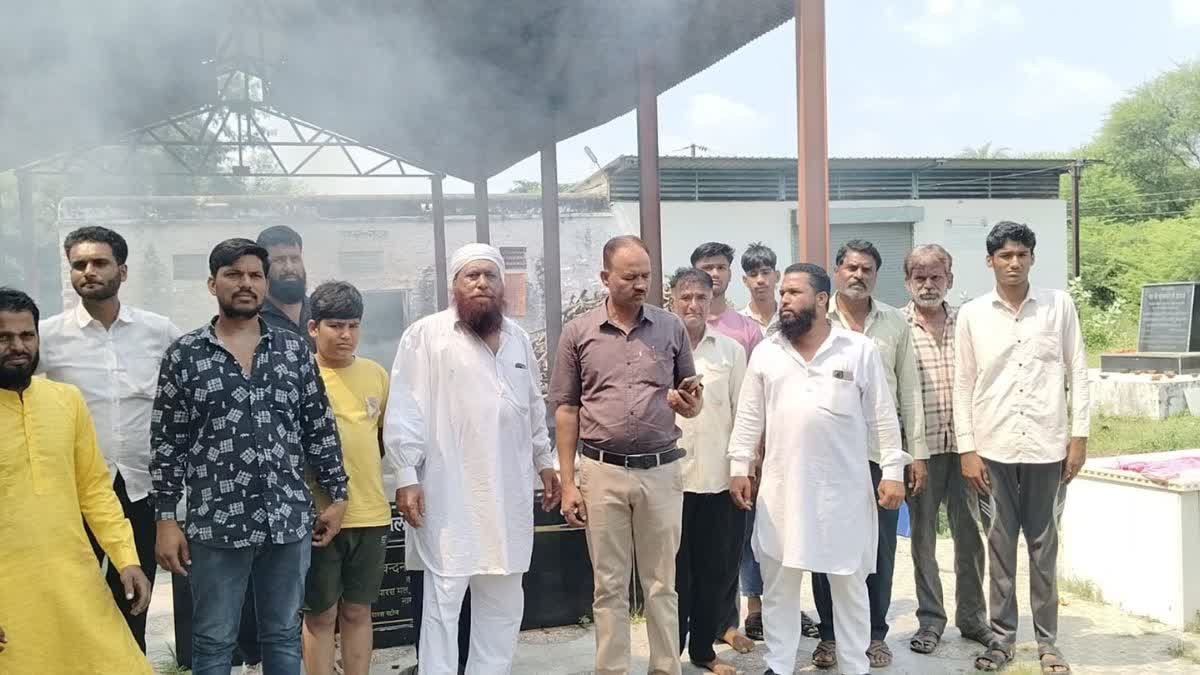 नीमच में मुस्लिम युवाओं ने पेश की भाईचारे की मिसाल, हिंदू रीति-रिवाज से किया बेसहारा बुजुर्ग का अंतिम संस्कार