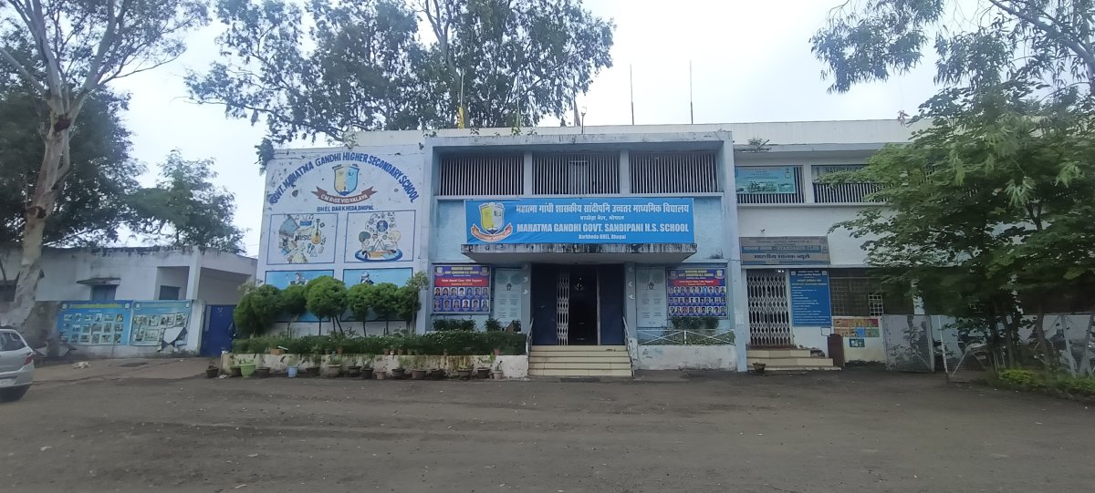 भोपाल के सांदीपनि स्कूल का अनोखा प्रयोग, टूटी टाइल्स और कबाड़ से बच्चे सीख रहे साइंस और मैथ्स