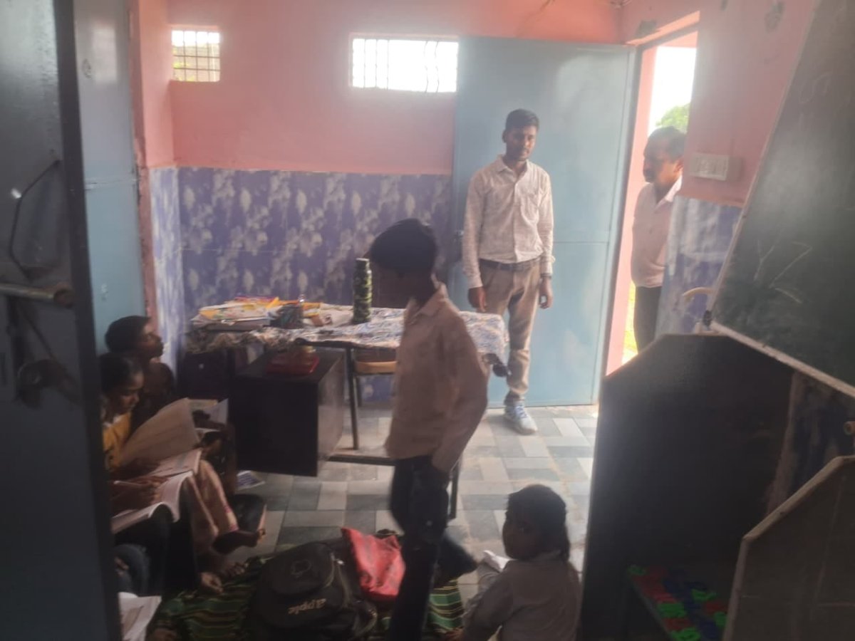 धार में बदहाल शिक्षा व्यवस्था, भिलट मंदिर में पढ़ने को मजबूर 22 मासूम, शौचालय बनी कक्षा