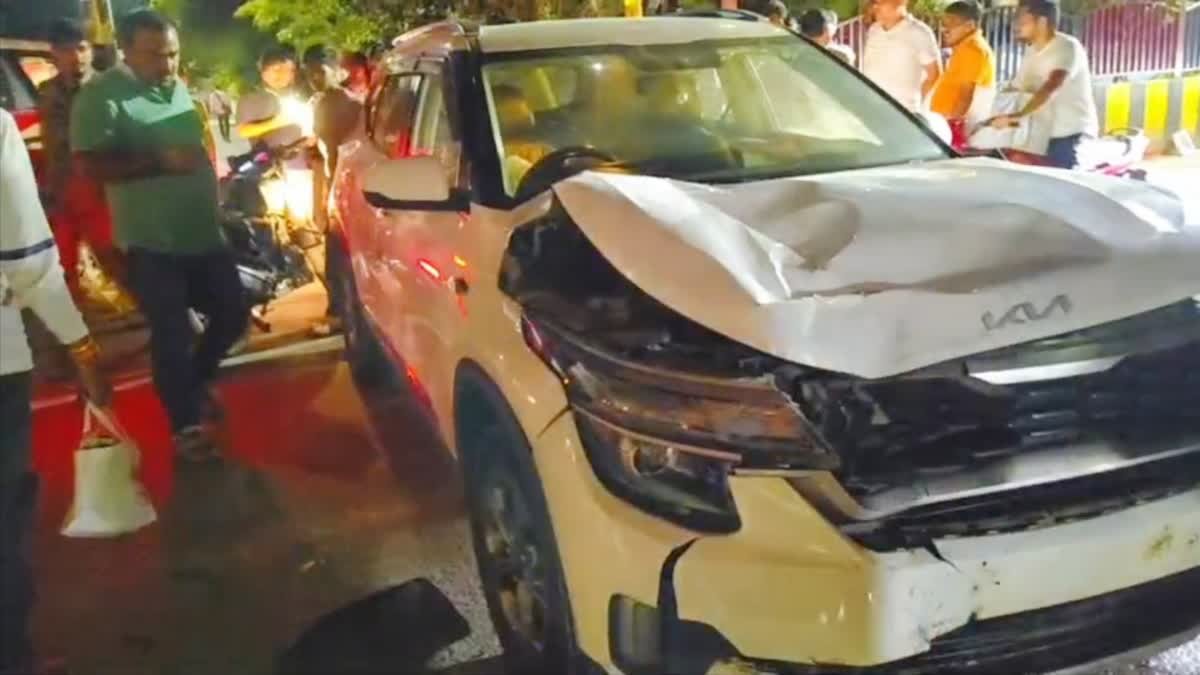 मुरैना में कार से बाइक को 30 फीट घसीटा, फिर सरिया-डंडों से पीटा; कोतवाली के पास खौफनाक वारदात