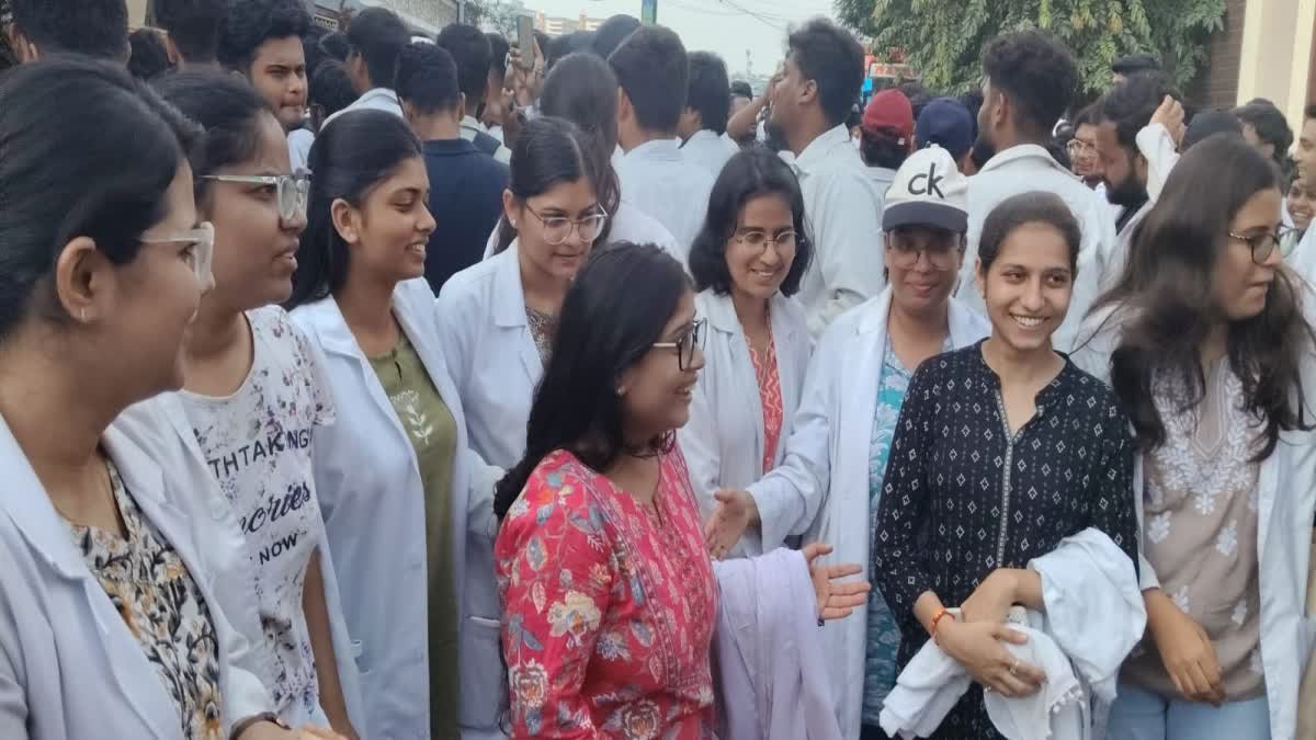 भोपाल में इंटर्न डॉक्टरों ने खत्म की हड़ताल, स्टाइपेंड बढ़कर हुआ 21,500 रुपये—स्वास्थ्य सेवाओं हुई बहाल