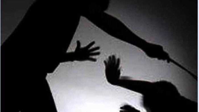 इंदौर में कलयुगी पिता की दरिंदगी! 8 साल के मासूम को पीटकर 3 दिन कमरे में रखा बंद; पुलिस ने कराया भर्ती