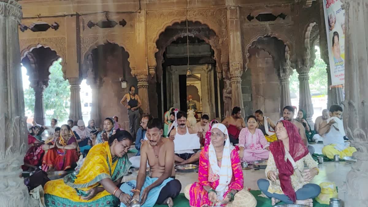 लोकमाता अहिल्याबाई होलकर की समाधि पर अनोखी परंपरा, कृष्णपुरा छत्री परिसर में हो रहा निःशुल्क सामूहिक तर्पण