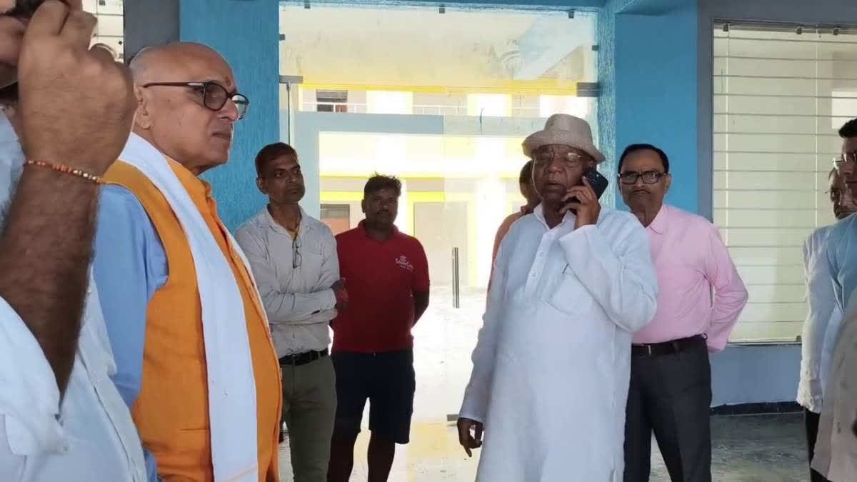 मझौली में धीमी रफ्तार और टपकती छत पर भड़के विधायक, 5 सितंबर तक काम पूरा करने की दी चेतावनी
