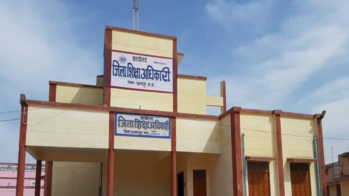 बच्चों के सामने खर्राटे और जुआ खेलते वीडियो वायरल; छतरपुर कलेक्टर के निर्देश पर जिला शिक्षा अधिकारी की कार्रवाई