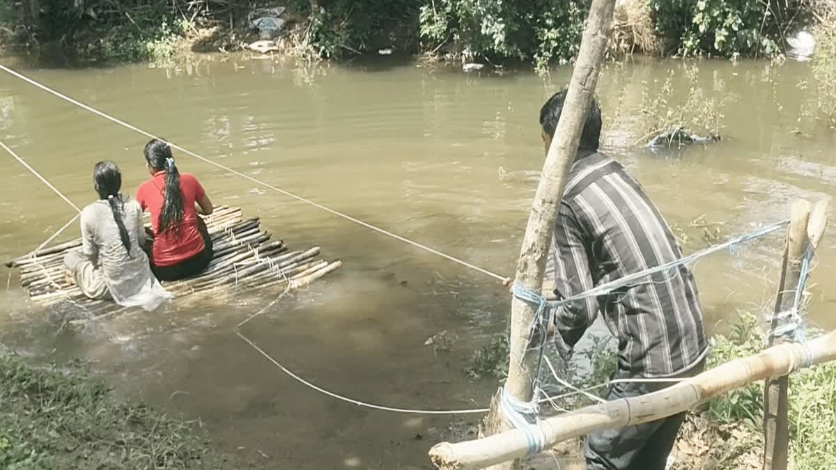 जान जोखिम में डालकर नाला पार करने को मजबूर ग्रामीण; बल्लियों और रस्सी के सहारे चल रही जिंदगी