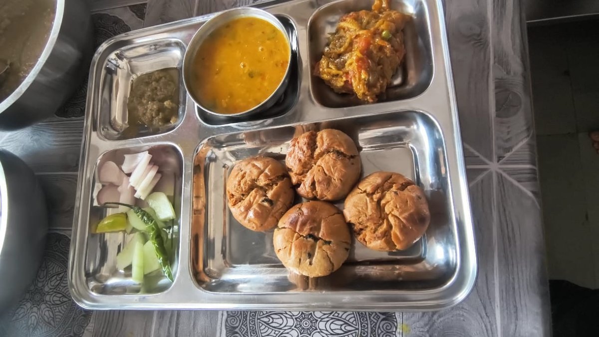 बुंदेलखंड के छतरपुर में देसी घी से बनी दाल बाटी का जलवा, दूर-दूर से आते हैं लोग
