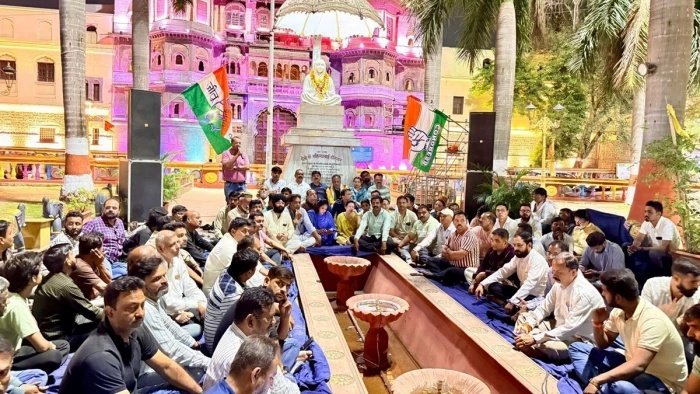 इंदौर में कांग्रेस का उग्र प्रदर्शन, रीना बौरासी और चिंटू चौकसे के नेतृत्व में किया गया धरना प्रदर्शन