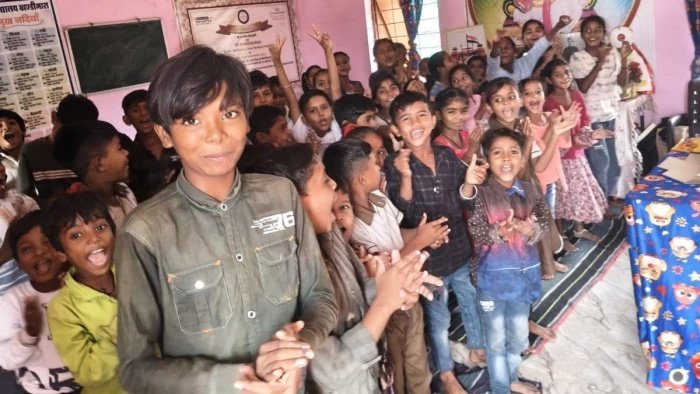 दो कमरों के इस स्कूल में 80% बच्चे रहते हैं उपस्थित, ग्रामीण संस्कृति से जुड़कर बढ़ रहा बच्चों का आत्मविश्वास