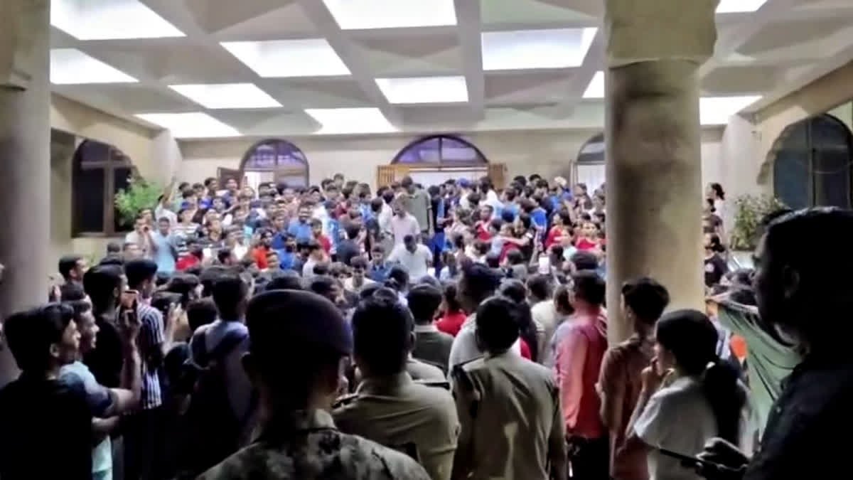 एलएनआईपीई ग्वालियर में बवाल! छात्रा श्रुति की मौत पर गुस्साए छात्रों ने कुलगुरु को 2 घंटे बनाया बंधक