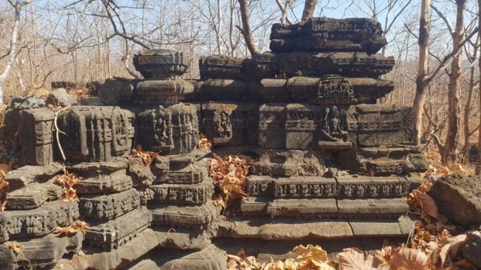 मांडू के पास जंगल में दफन है इतिहास का अनमोल अध्याय, संरक्षण के अभाव में विलुप्त हो रही 'बूढ़ी मांडू' की धरोहर