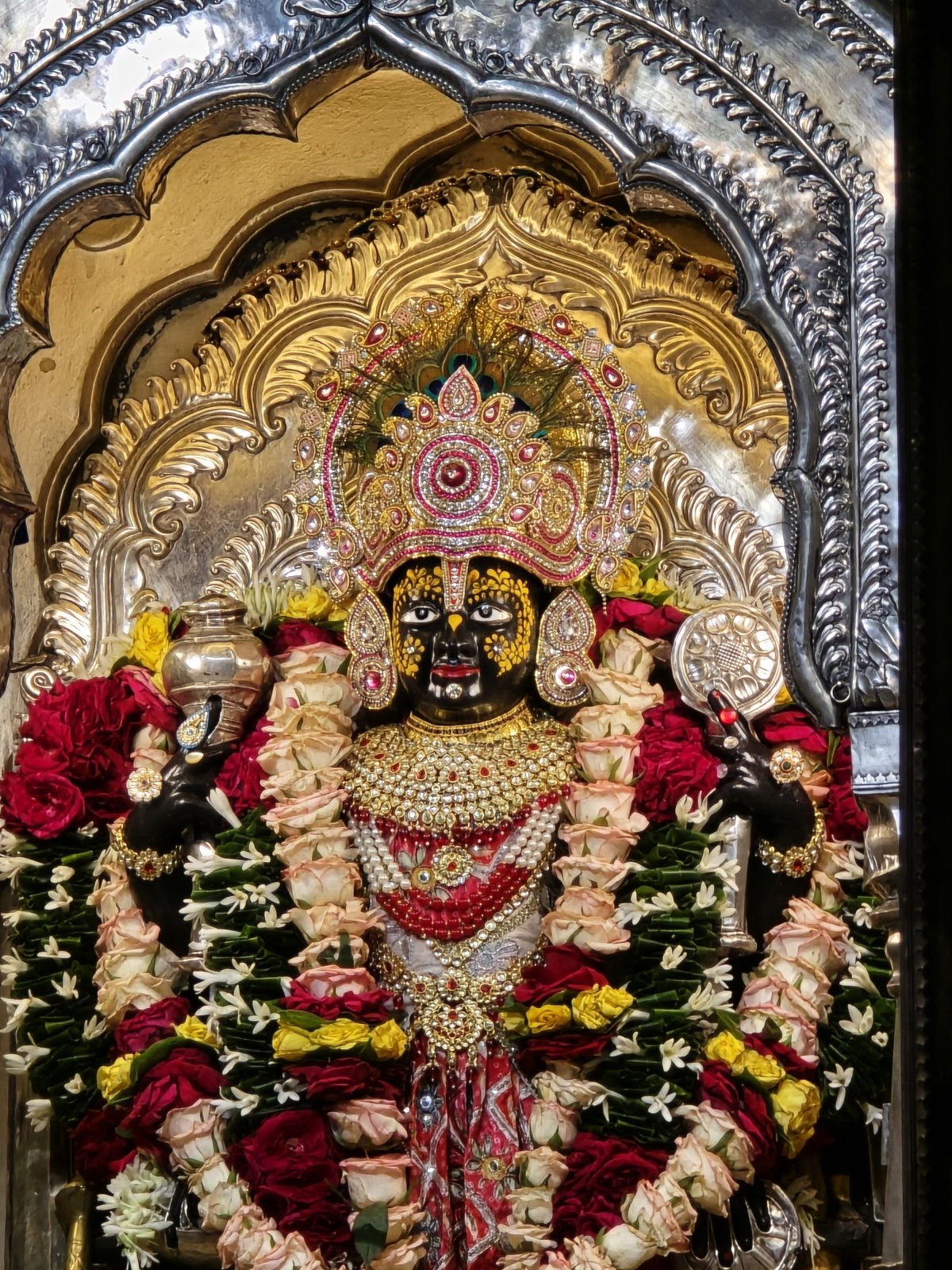 150 साल पुरानी दुकानें और स्थानीय कारीगर, उज्जैन में तैयार होती है 80 प्रतिशत कान्हा की सामग्री
