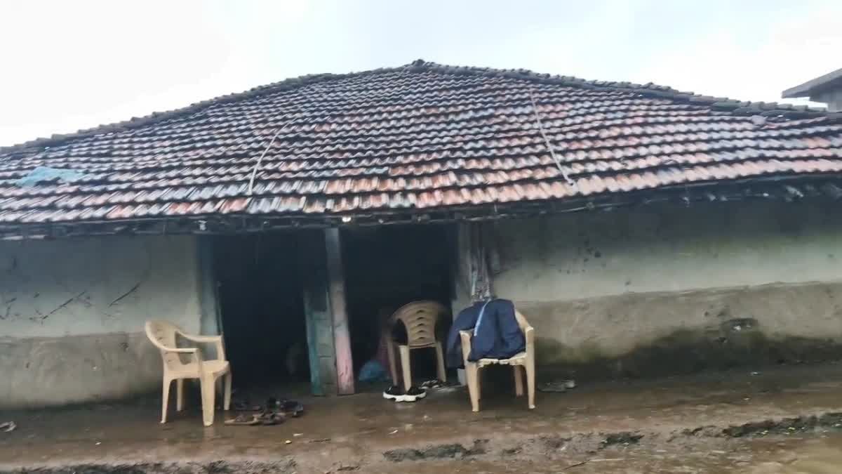 5 साल से भवन का इंतजार कर रहा सरकारी स्कूल, ग्रामीण ने बच्चों के भविष्य के लिए दे रखा है अपना घर