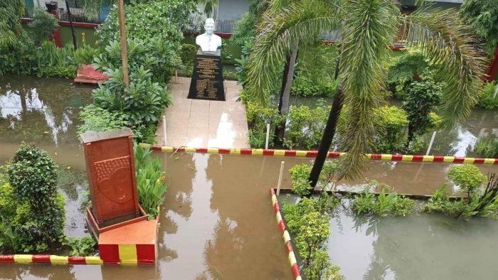 सड़क बनी तो पानी निकासी की व्यवस्था भूली नगरपालिका, पार्क में भरा बारिश का पानी