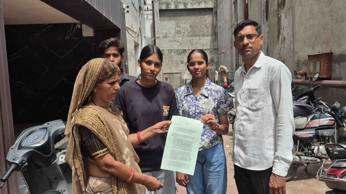 नीट कोचिंग संस्थान की लूट से परेशान अभिभावक पहुंचे जनसुनवाई, 70 हजार के बदले सिर्फ 14 हजार लौटाने का ऑफर