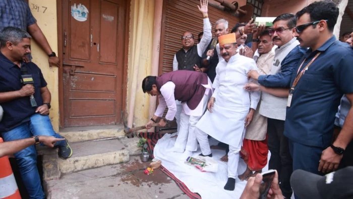 सिंहस्थ 2028 के लिए सड़कों का होगा कायाकल्प, सीएम मोहन यादव ने खुद अपना घर तोड़कर की शुरुआत