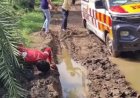 खस्ताहाल सड़कों के कारण प्रसूता को झेलनी पड़ी भारी मुसीबत, मुख्य मार्ग से गांव तक नहीं पहुंच पाई एंबुलेंस