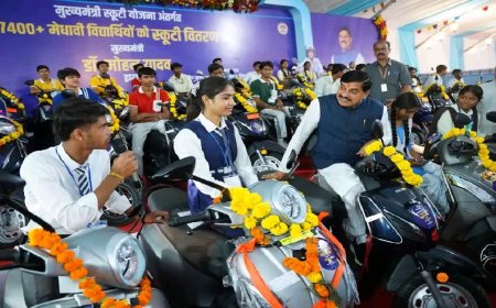 लैपटॉप के बाद अब 7500 टॉपर्स को ई-स्कूटी; सीएम मोहन यादव बोले— 'सरकारी स्कूलों के बच्चों पर गर्व'