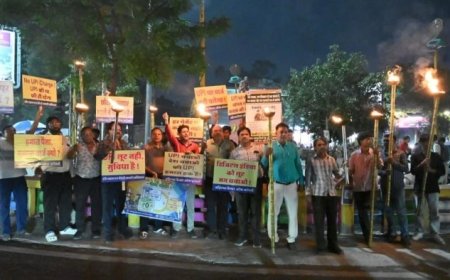 अहिल्या चेंबर की अगुवाई में 125 व्यापारी संघों का प्रदर्शन; राजवाड़ा और सराफा में ढके गए QR कोड