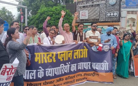 सीलिंग कार्रवाई के विरोध में सड़कों पर उतरे भोपाल के व्यापारी, सीएम हाउस घेरने की कोशिश में पुलिस से झड़प
