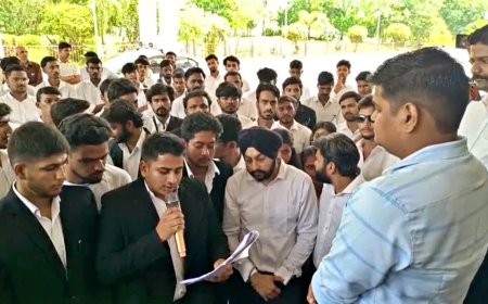 रतलाम लॉ कॉलेज में गरबा रुकवाने पर बवाल; हिंदू संगठन के खिलाफ कलेक्ट्रेट पहुंचे छात्र