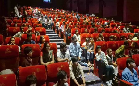 समाजसेवियों की अनूठी पहल, गरीब बच्चों का बड़े पर्दे पर फिल्म देखने का सपना हुआ साकार