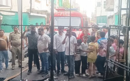 उज्जैन में जलकर खाक हुआ गणेश पंडाल; नीलगंगा में मची अफरा-तफरी, फायर सेफ्टी पर उठे सवाल