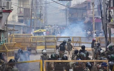 कंठाल से गोपाल मंदिर मार्ग चौड़ीकरण के लिए हटाई जा रही शाही मस्जिद, विरोध में छोड़े गए आंसू गैस के गोले