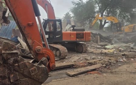इंदौर अतिक्रमण विरोधी कार्रवाई: 45 अवैध दुकानें और गोदाम जमींदोज