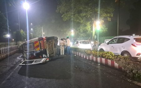 मरीज को ले जा रही 108 एंबुलेंस अनियंत्रित होकर पलटी; चालक फरार, कार से अस्पताल भेजा गया मरीज