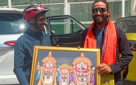 ओडिशा से 1200 किमी साइकिल चलाकर इंदौर पहुंचा आरसीबी कप्तान का फैन, क्रिकेटर को भेंट की भगवान जगन्नाथ की पेंटिंग
