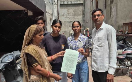 नीट कोचिंग संस्थान की लूट से परेशान अभिभावक पहुंचे जनसुनवाई, 70 हजार के बदले सिर्फ 14 हजार लौटाने का ऑफर
