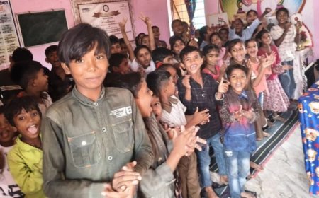 दो कमरों के इस स्कूल में 80% बच्चे रहते हैं उपस्थित, ग्रामीण संस्कृति से जुड़कर बढ़ रहा बच्चों का आत्मविश्वास