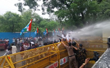 कुलगुरु के इस्तीफे की मांग को लेकर छात्रों का महाघिराव, भ्रष्टाचार और लेट परीक्षा परिणामों पर भड़के छात्र नेता