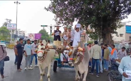सड़कों की बदहाली पर कांग्रेस का अनोखा प्रदर्शन, मांग पूरी न होने पर अनिश्चितकालीन आंदोलन की चेतावनी