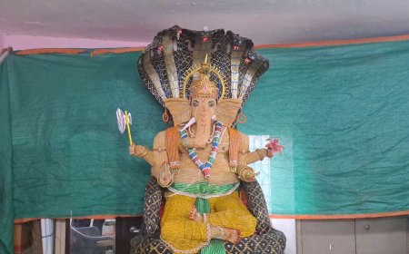 सागर के बीना में अनोखी कलाकारी, 74 वर्षीय मूर्तिकार ने कच्चे पुंगे से बनाई 6 फीट ऊंची भगवान गणेश की प्रतिमा