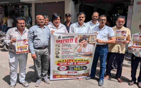 यूपीआई पर एमडीआर चार्ज से भड़के इंदौर के व्यापारी; दुकानों पर लगाए पोस्टर, कांग्रेस ने बताया 'जजिया कर'