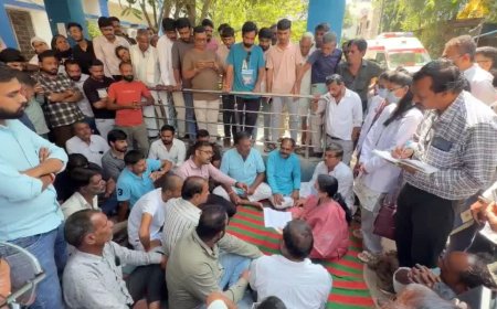 नामली में ढोल बजाकर ग्रामीणों का प्रदर्शन; एक्सीडेंट के बाद डॉक्टर गायब, CMHO ने दिया 2 दिन का अल्टीमेटम