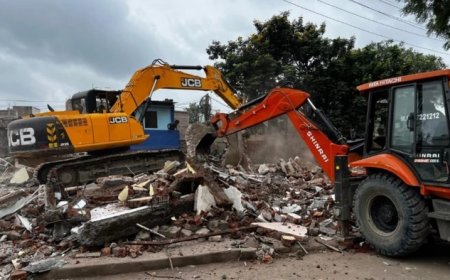सड़क चौड़ीकरण में बाधक बने निर्माणों पर कार्रवाई, मूसाखेड़ी में 17 दुकानें और मकान जमींदोज