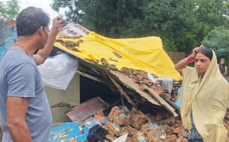 लगातार बारिश से जर्जर मकानों पर मंडराया खतरा, मलबे की चपेट में आने से बाल-बाल बचा परिवार