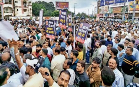 रहवासी क्षेत्रों में व्यावसायिक गतिविधियों पर सीलिंग के विरोध में उतरे भोपाल के व्यापारी, सड़क पर किया प्रदर्शन