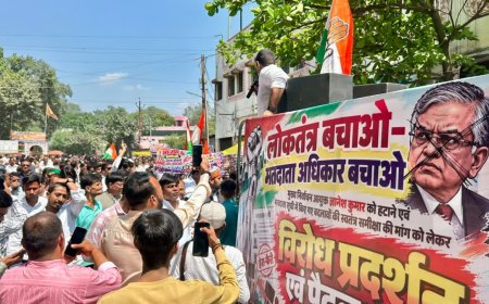 मुख्य चुनाव आयुक्त ज्ञानेश कुमार के इस्तीफे की मांग को लेकर इंदौर कलेक्ट्रेट पर कांग्रेस का उग्र प्रदर्शन, फूंका पुतला