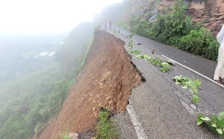 सीधी में भारी बारिश के चलते अमिलिया-हनुमान मार्ग पर धंसी सड़क, कैमूर पहाड़ के पास रास्ता सील