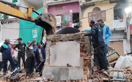 उज्जैन में सड़क चौड़ीकरण के बीच खड़े हनुमान मंदिर का मामला, प्रशासन ने प्रतिमा हटाने की खबरों को बताया भ्रामक